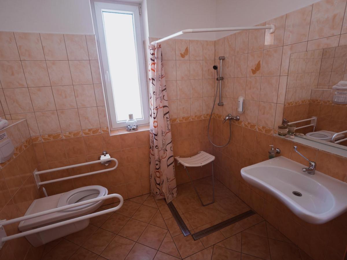 Relax Hotel Pelikan Hluboká nad Vltavou Exterior foto