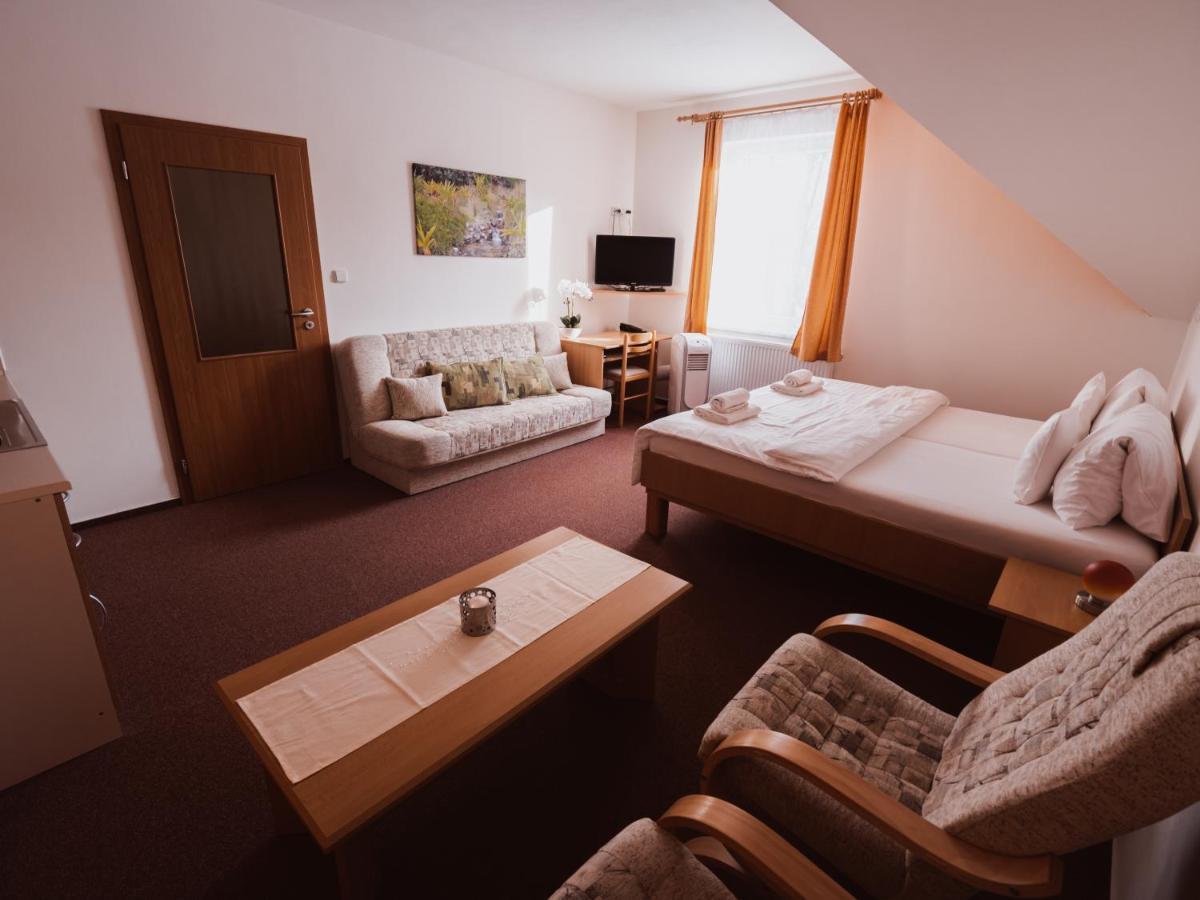 Relax Hotel Pelikan Hluboká nad Vltavou Exterior foto