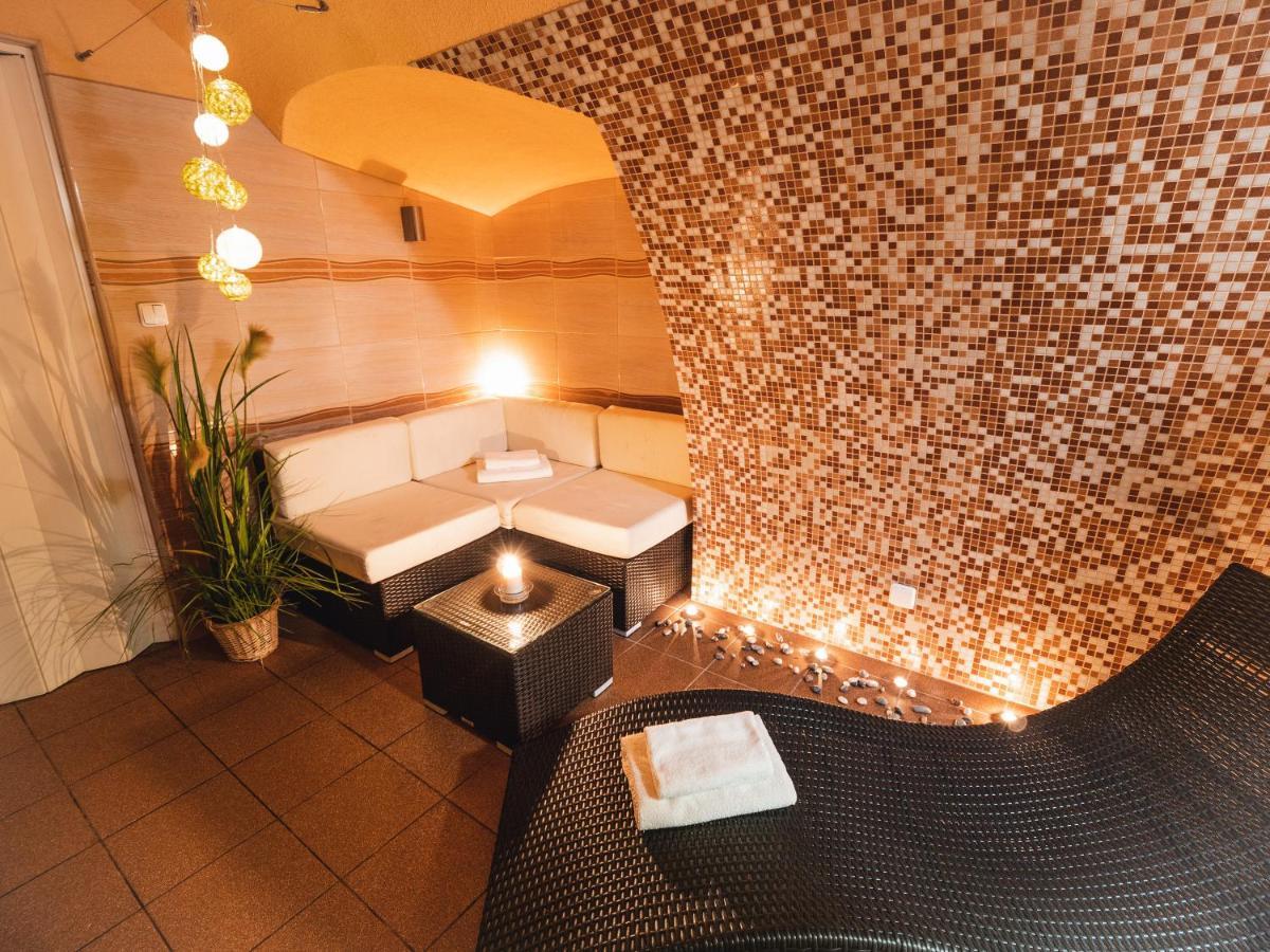 Relax Hotel Pelikan Hluboká nad Vltavou Exterior foto