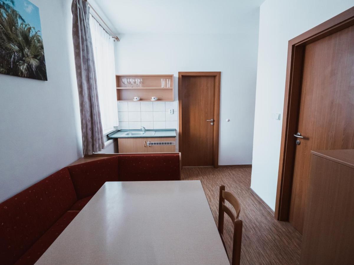 Relax Hotel Pelikan Hluboká nad Vltavou Exterior foto