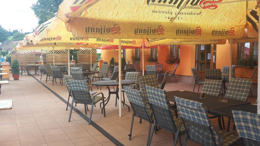 Relax Hotel Pelikan Hluboká nad Vltavou Exterior foto
